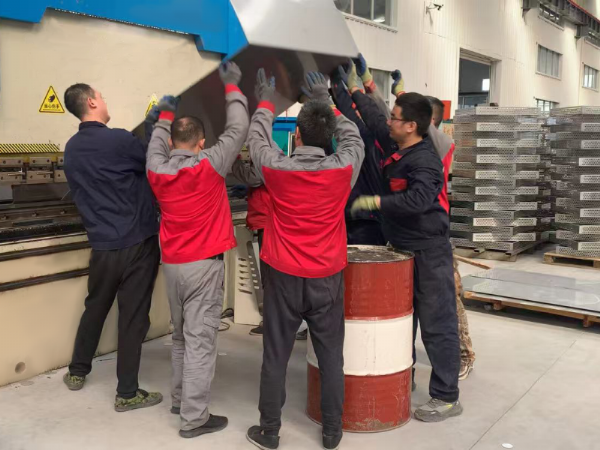 車間協(xié)作:一翻一折見齊心